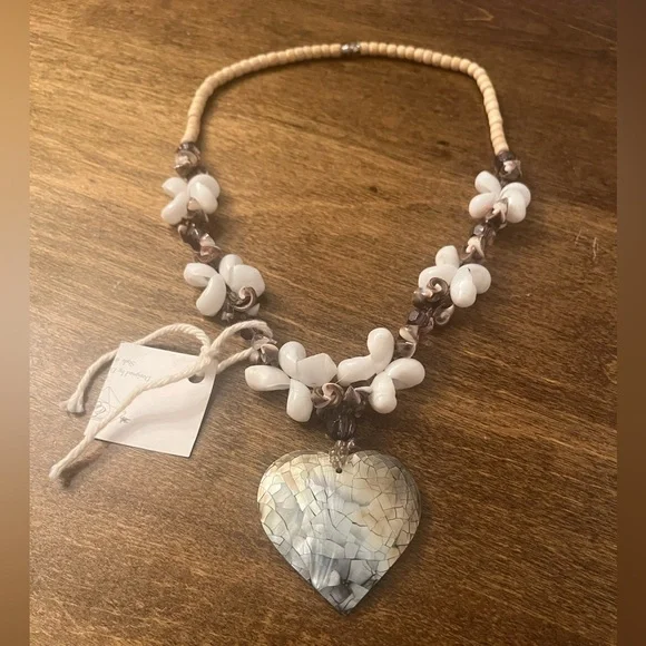 Handmade Mother of Pearl Handmade Shell Necklace with Iridescent Heart Pendant - Picture 4 of 8